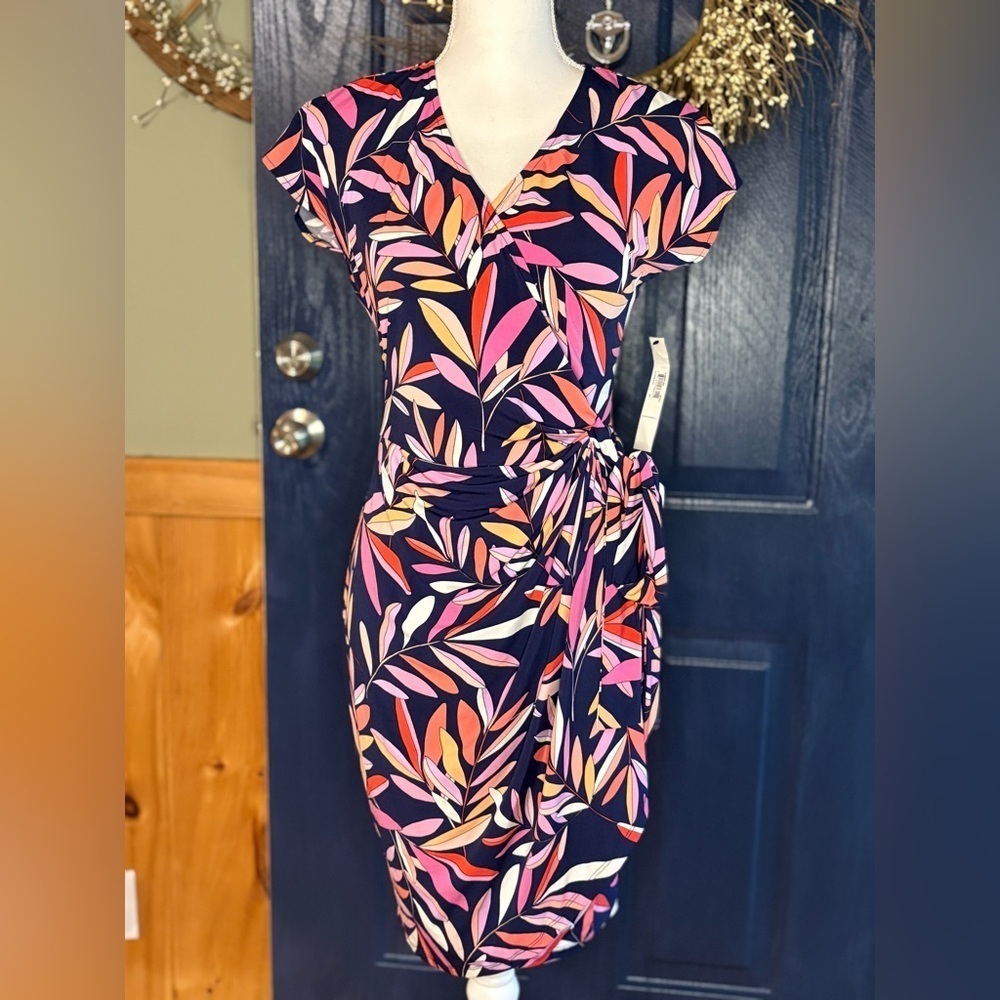 Maggy London Leana Wrap Dress in NV/Fiesta print. NWT size 8P.